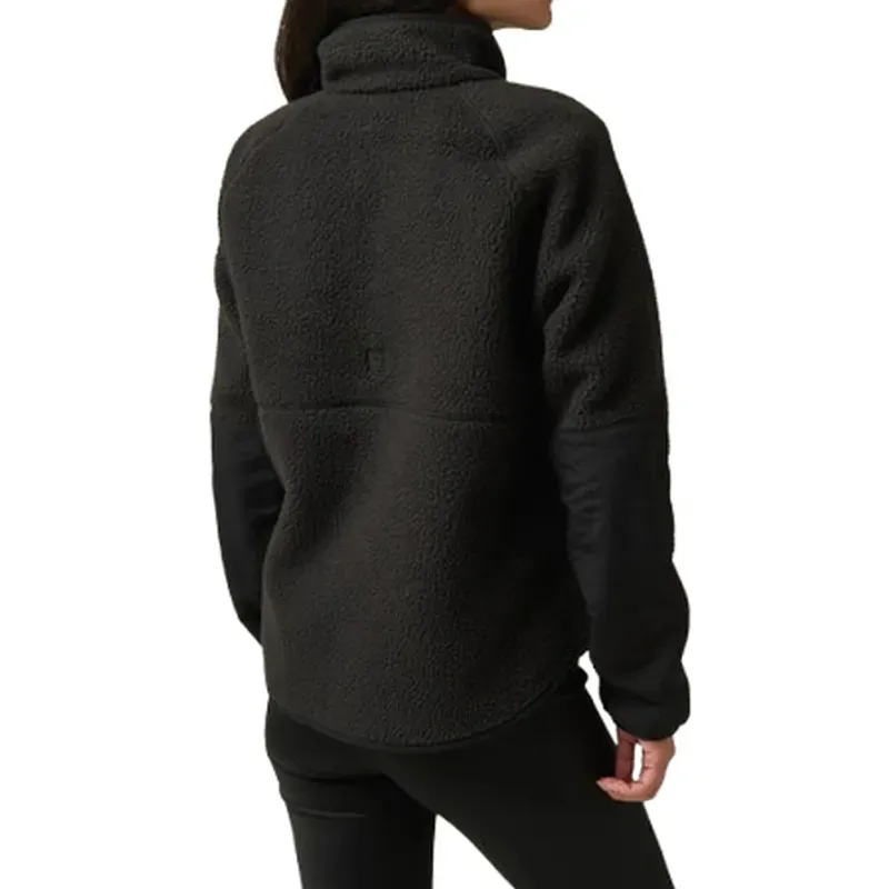 68022_019_WomensHqTechFleece_02-removebg-preview.webp