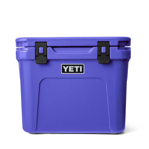 YETI cooler con ruedas 50 latas Roadie - Ultramarine Violet